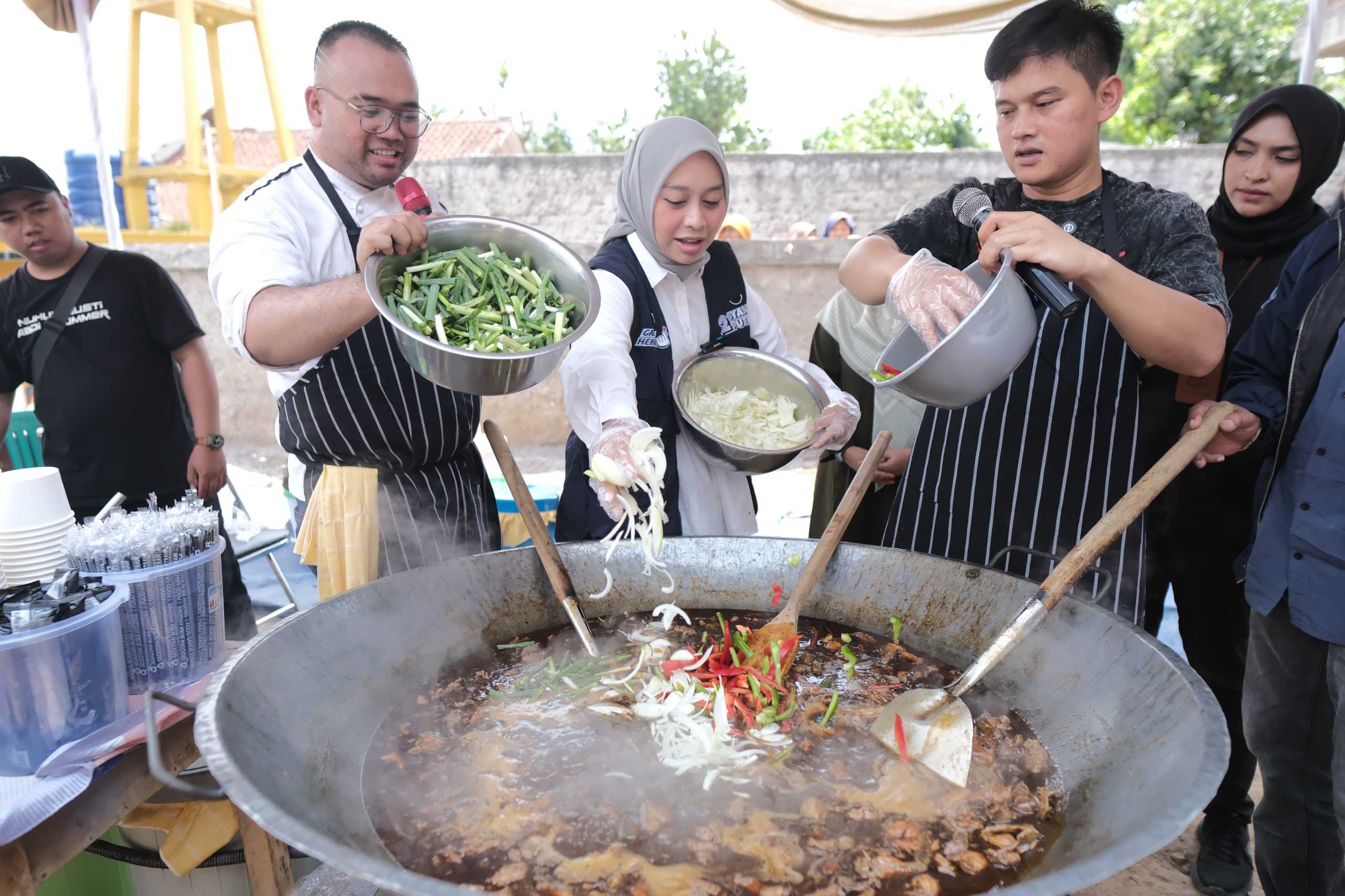 Jumat Berkah, Putri Karlina Masak dan Bagi-Bagi Makan untuk Para Santri di Limbangan